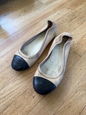 CHANEL Beige Leather Ballet Flats with Black Cap Toe